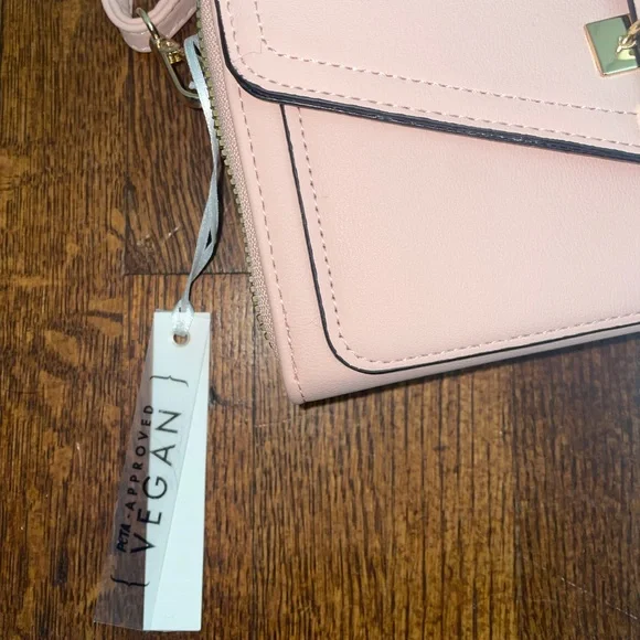 Mali + Lili NWT Light Pink Crossbody Purse with Gold Detail NWT - Picture 2 of 4